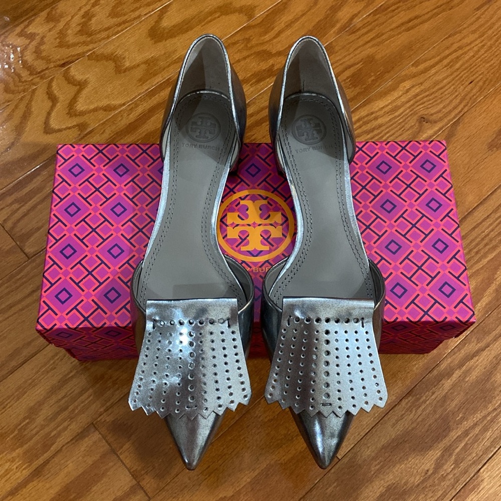 Brand New 🎉 TORY BURCH Hyde Pointy Toe-Flat shoes. Size 8, color pewter.